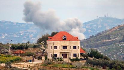 La fumée s’élève après une frappe israélienne sur le sud du Liban.