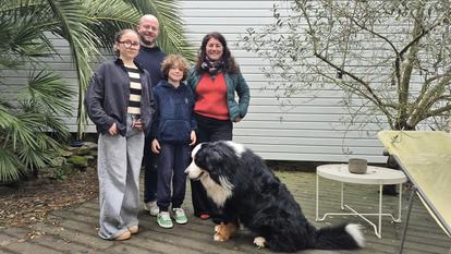 Caroline, Arnaud, et leurs deux enfants Louise et Gabriel ont troqué leur appartement parisien pour une maison à La Baule. Depuis, ils ont même adopté un chien.