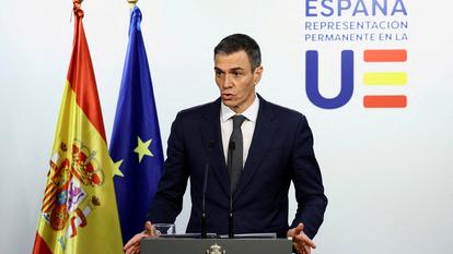 Le premier ministre espagnol Pedro Sánchez s’exprime lors d’une conférence de presse après avoir assisté à un sommet extraordinaire des dirigeants de l’Union européenne consacré aux relations transatlantiques à la suite des événements survenus aux États-Unis.