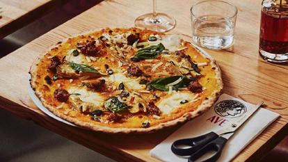 La pizza romaine d’Ave Pizza Bar (Paris 20e).