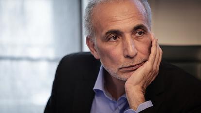 Le théologien islamique suisse Tariq Ramadan écoute ses avocats lors d’une conférence de presse annonçant leur intention d’engager de nouvelles poursuites judiciaires en Suisse, où il a été condamné à trois ans de prison pour viol, et en France, où il a été condamné à 18 ans de réclusion criminelle.