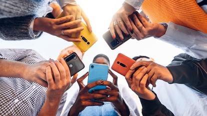 Le développement des réseaux sociaux et la professionnalisation des influenceurs ont paradoxalement instauré une forme d’autocensure chez les jeunes.