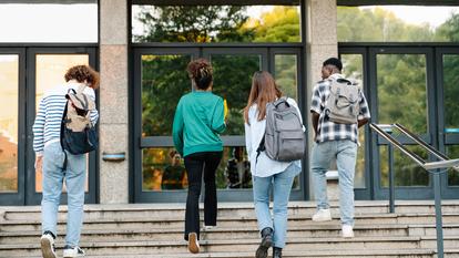 Des élèves d’un collège entre dans leur établissement.