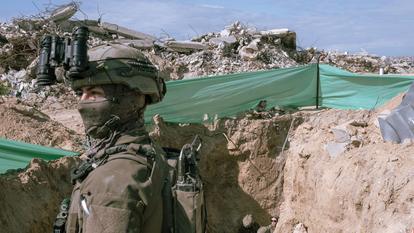 Un soldat israélien devant l'entrée d'un tunnel du Hamas, découvert un mois plus tot, dans la banlieue de Gaza-ville. Le 23 février 2026.