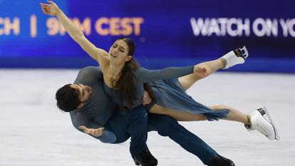 Guillaume Cizeron et Laurence Fournier Beaudry sur le toit du monde.
