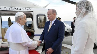 Albert II et Charlène de Monaco avec le Pape Léon XIV, lors de sa visite dans la cité monégasque, le 28 mars 2026.