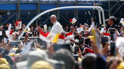 Le pape Léon XIV arrive à l’église Sainte-Dévote pour une rencontre avec des catéchumènes, à Monaco, le 28 mars 2026.