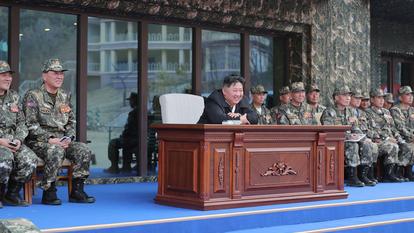 Le dirigeant nord-coréen Kim Jong-un visite une base d’entraînement des opérations spéciales en Corée du Nord, le 29 mars 2026.