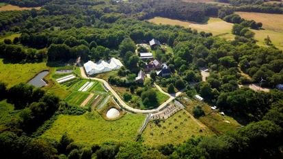 À l’écovillage de Keruzerh, sur vingt hectares, une serre, un plan d’eau, un verger et des bois entourent les six logements rénovés.