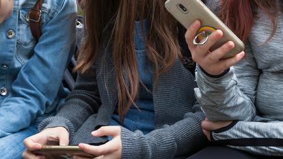 Le texte voté par les députés prévoit que «l’accès à un service de réseau social en ligne fourni par une plateforme en ligne est interdit aux mineurs de quinze ans»