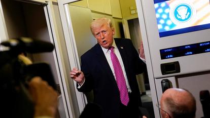 Donald Trump s’adresse aux médias à bord d’Air Force One en route vers la base conjointe Andrews, Maryland, États-Unis, le 29 mars 2026.