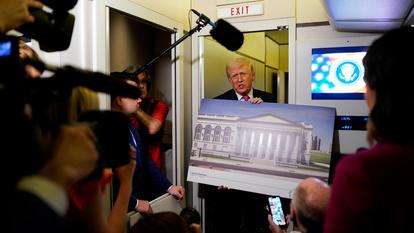Donald Trump parle aux médias de la salle de bal prévue de la Maison Blanche, à bord de l’Air Force One, États-Unis, le 29 mars 2026.