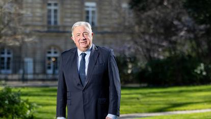Gérard Larcher dans les jardins du Sénat.