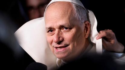 Le pape Léon XIV s’adresse aux médias en quittant la résidence papale pour retourner au Vatican, à Castel Gandolfo, en Italie, mardi.