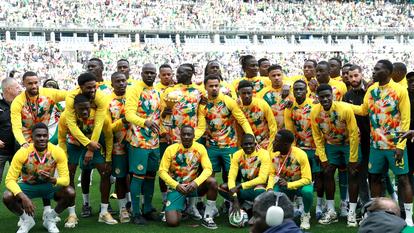 Les joueurs sénégalais célèbrent avec le trophée de la Coupe d’Afrique des Nations de la CAF le 28 mars 2026.