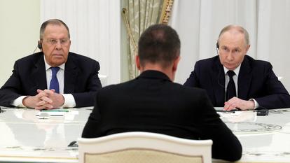 Le président russe Vladimir Poutine et le ministre des Affaires étrangères Sergueï Lavrov avec le ministre hongrois des Affaires étrangères Péter Szijjártó à Moscou, le 4 mars 2026.