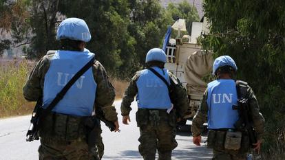 les membres de la Force intérimaire des Nations unies au Liban (FINUL) patrouillent dans la région de Khiam, dans le sud du Liban, le 7 août 2021.