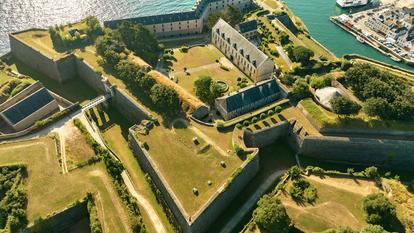 Fermée au public depuis 2020, la Citadelle Vauban de Belle-Île-en-Mer a été acquise en 2024 par Accor en vue d’en faire une destination ultraluxe.