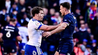 Antoine Dupont et Ben White durant la défaite des Bleus à Murrayfield lors du dernier Tournoi.