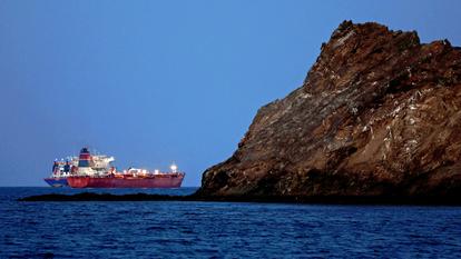 Le pétrolier Callisto, ancré dans le détroit d’Ormuz, à Mascate (Oman), le 10 mars. Le trafic maritime demeure réduit en raison du conflit.