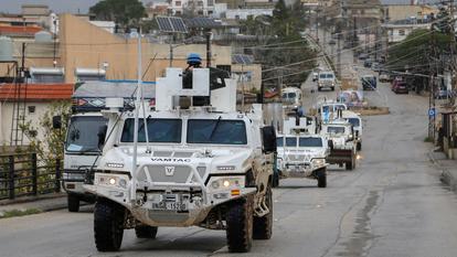 Les véhicules de la Finul circulent sur une route à Qlayaa, dans le sud du Liban, le 27 mars 2026.