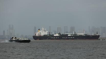 Un aéroglisseur passe devant le navire Jag Vasant transférant du GPL dans un port après avoir traversé le détroit d’Ormuz au milieu des disruptions d’approvisionnement liées au conflit américano-israélien avec l’Iran, à Mumbai, en Inde, le 1er avril 2026.