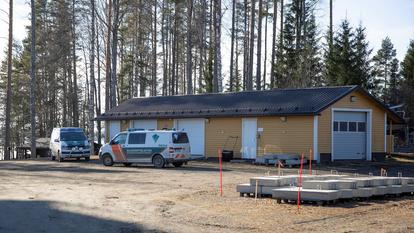 Des véhicules des gardes-frontières finlandais sont stationnés devant l’ancien poste de gardes-frontières de Narsakkala, au bord du lac Pyhajarvi, après la découverte d’un drone, à Kitee, en Finlande, le 1er avril 2026