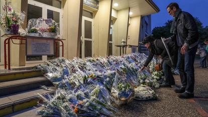 Scène de recueillement devant l’entrée du lycée Gambetta d’Arras après la mort de Dominique Bernard, professeur tué par un ancien élève, Mohammed Mogouchkov, le 13 octobre 2023.