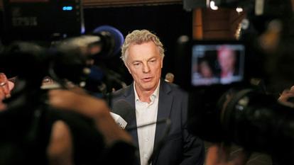 Le candidat à la mairie du Parti communiste (PC), Fabien Roussel, s’adresse à la presse après le premier tour des élections municipales de 2026 à Saint-Amand-les-Eaux, dans le nord de la France, le 15 mars 2026.
