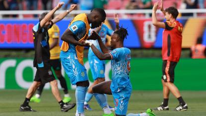 Brian Cipenga et Arthur Masuaku de la RD Congo célèbrent leur qualification pour la Coupe du monde de football, à Guadalajara, le 31 mars 2026.