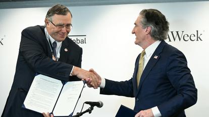 Patrick Pouyanne, président de TotalEnergies, serrant la main de Doug Burgum, secrétaire américain de l’Intérieur, après la signature du contrat.