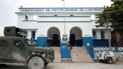 Un véhicule de police est garé devant un poste de police dans le département de l’Artibonite, au centre d’Haïti, le 29 août 2025.