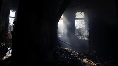 Un immeuble d’appartements touché par une frappe de drone russe, au milieu de l’attaque de la Russie contre l’Ukraine, à Kharkiv, Ukraine, 2 avril