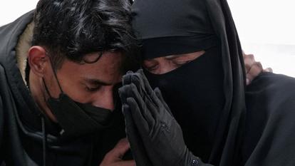 Mohamad Faisal embrasse sa mère, Fatimah Abdul-Roshid, l’épouse de Nurul Amin Shah Alam, un réfugié presque aveugle du Myanmar qui a disparu après sa libération d’une prison aux États-Unis.