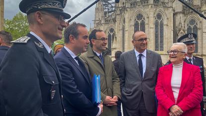 le commissaire Emmanuel Morin, directeur interdépartemental de la police nationale de la Gironde, le premier ministre Sébastien Lecornu, le nouveau maire de Bordeaux Thomas Cazenave, le ministre de l’Intérieur Laurent Nuñez et la ministre de l’aménagement et des territoires Françoise Gatel.