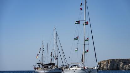 Des navires de la «Global Sumud Flotilla» sont aperçus amarrés sur la petite île de Koufonisi, au sud de la Crète, le 26 septembre 2025.