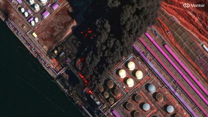 De la fumée noire s’échappe du port d’Oust-Louga, sur la Baltique après une frappe ukrainienne.
