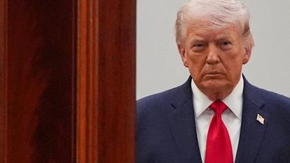 Le président Donald Trump arrive depuis la Blue Room pour parler de la guerre en Iran depuis le Cross Hall de la Maison-Blanche mercredi 1er avril à Washington.
