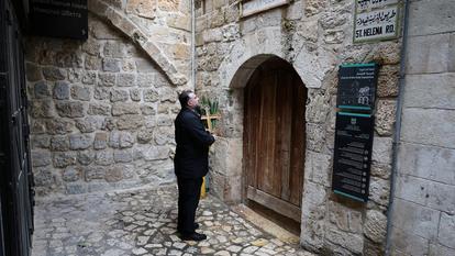 Issa Kassissieh, un chrétien palestinien, devant les portes closes de l’église du Saint-Sépulcre, dans la vieille ville de Jérusalem, le 29 mars 2026.