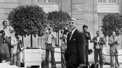 Le ministre Robert Boulin dans la cour de l’Élysée le 28 août 1976.