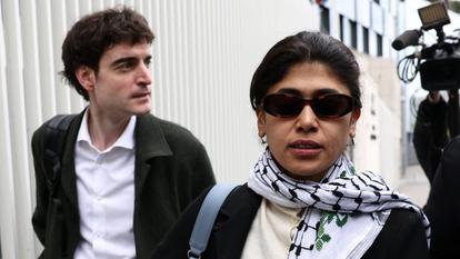 Rima Hassan, députée européenne LFI, et son avocat, Vincent Brengarth, au commissariat de police de Paris, le 3 avril 2026.