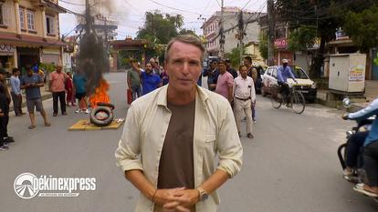 Stéphane Rotenberg dans « Pékin Express, au royaume des dragons » pendant les émeutes de septembre 2025 au Népal