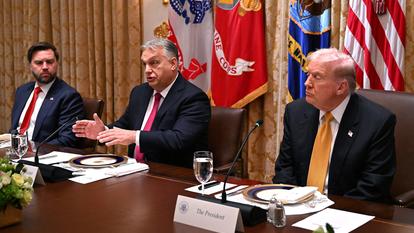 Viktor Orbán (centre) aux côtés de JD Vance et Donald Trump.