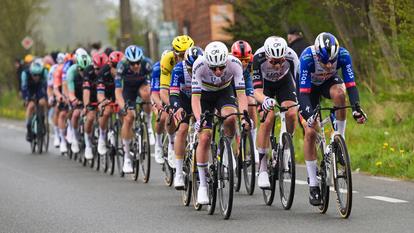 Le peloton du Tour des Flandres, dont Tadej Pogacar, dans le viseur de la justice belge.