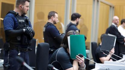 Des ressortissants ukrainiens comparaissent devant le tribunal de Stuttgart, le 17 mars, accusés d’espionnage au profit du renseignement russe.