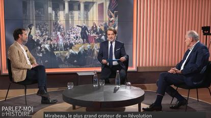 Sur le plateau de « Parlez-moi d’Histoire » Loris Chavanette, à gauche et Patrice Gueniffey, entourent Guillaume Perrault.