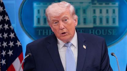 Donald Trump dans la salle de briefing James S. Brady à la Maison-Blanche à Washington, D.C., États-Unis, le 6 avril 2026.
