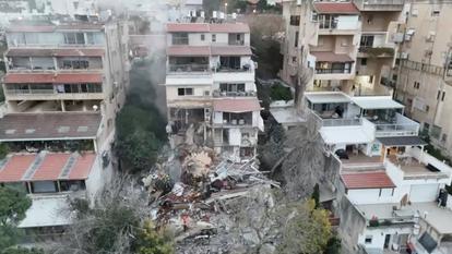 Les secours travaillent sur les lieux suite à un prétendu tir de missile iranien à Haïfa, Israël, le 5 avril 2026.