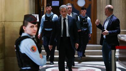 Nicolas Sarkozy quittant le tribunal de Paris, le 23 mars 2026.