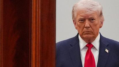 Donald Trump arrive depuis la salle bleue pour parler de la guerre en Iran depuis le hall croisé de la Maison Blanche mercredi 1er avril 2026 à Washington.
